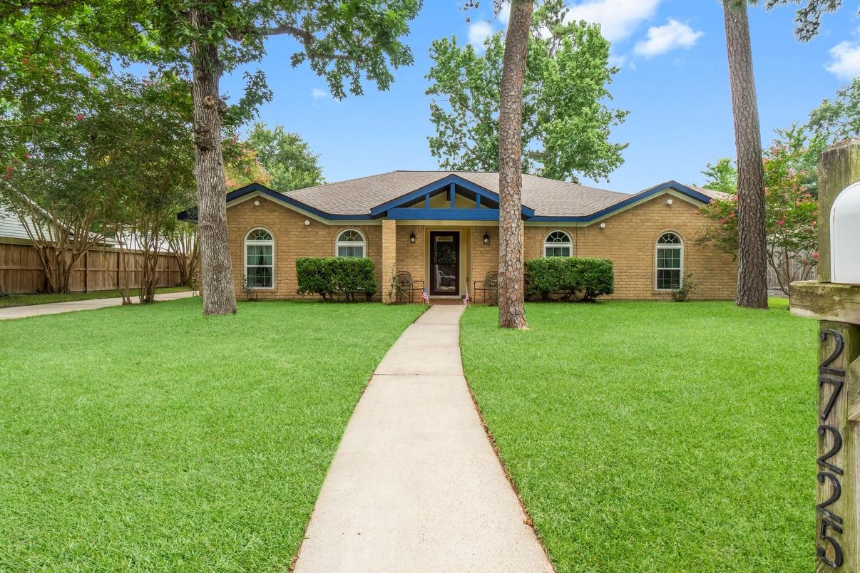 Backyard, Exterior, Facade, Brick Facade, Ranch