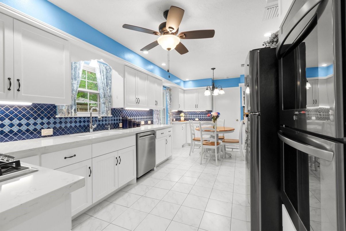 Dining room, Interior, Kitchen, Pendant Lights, Recessed Lighting, Stainless Steel Appliances