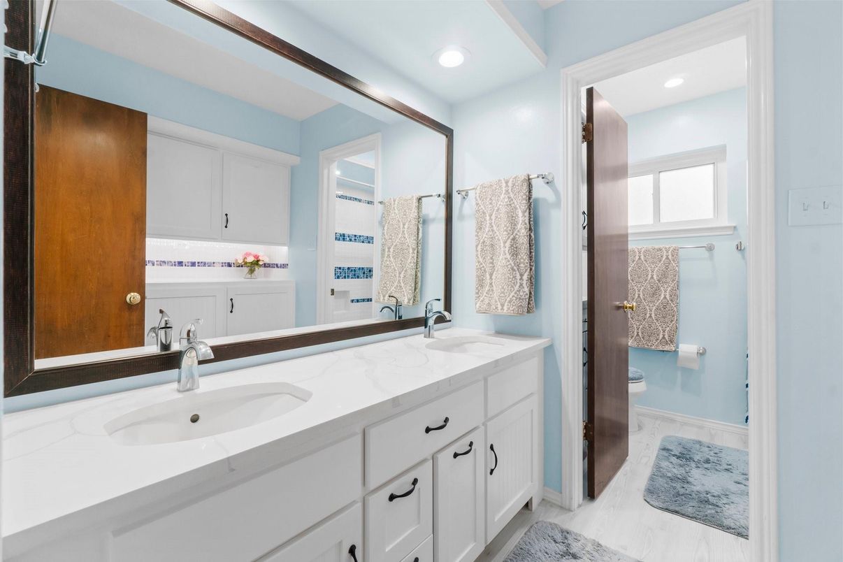 Bathroom, Dual Sink Vanities, Interior, Recessed Lighting