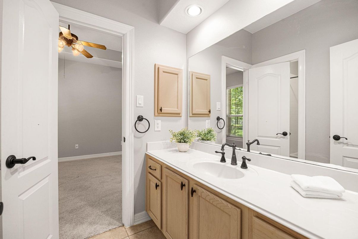Bathroom, Dual Sink Vanities, Interior, Recessed Lighting