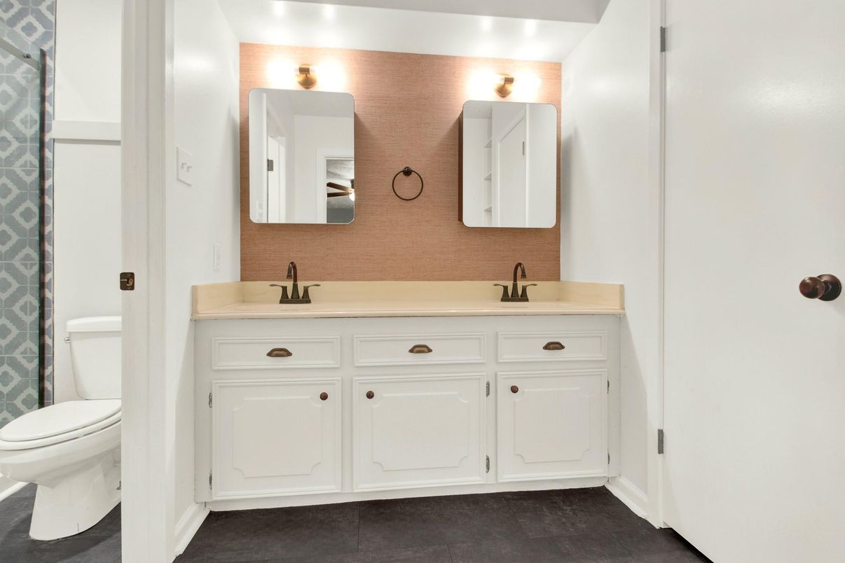 Bathroom, Dual Sink Vanities, Interior