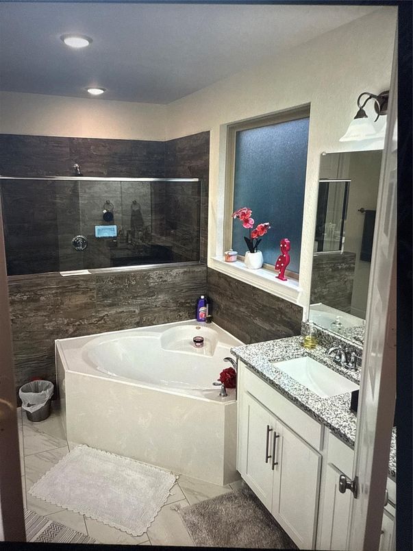 Bathroom, Interior, Recessed Lighting