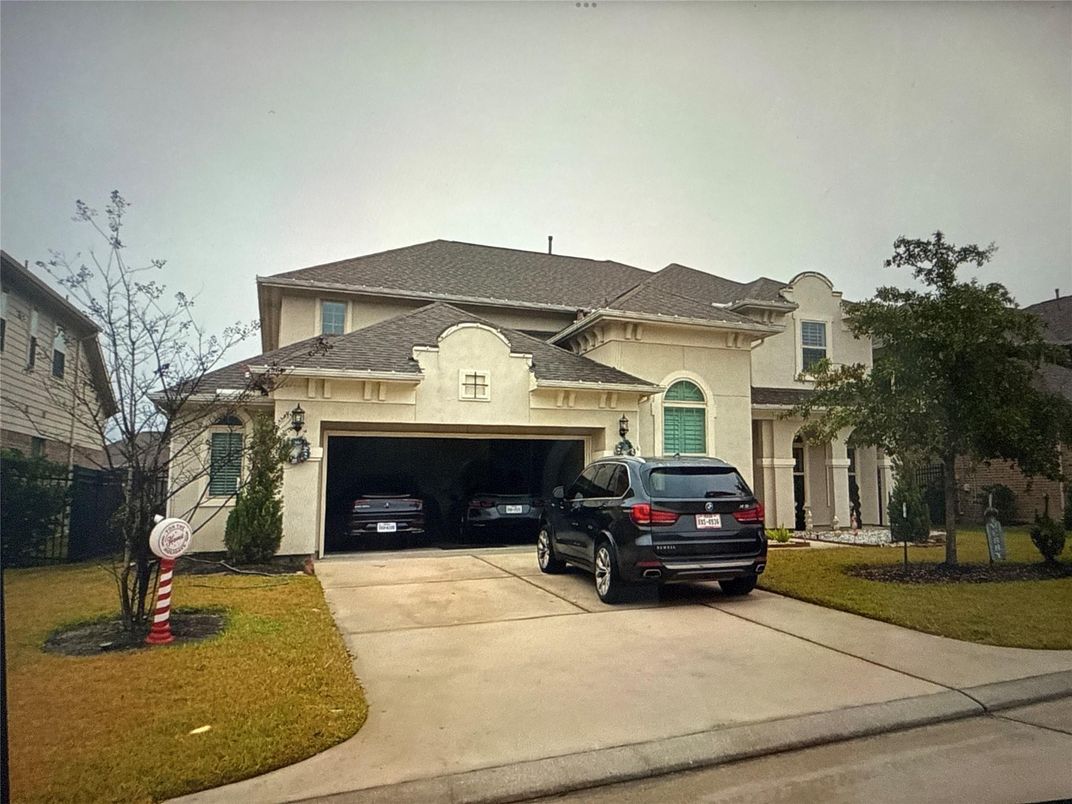 Attached, Exterior, Facade, Mediterranean