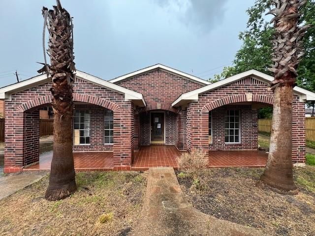 Backyard, Exterior, Facade, Brick Facade, Brick Traditional