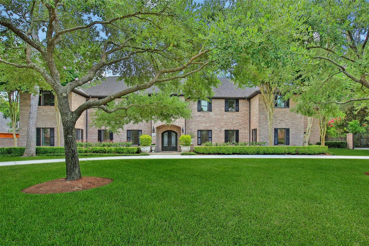 Backyard, Exterior, Facade, Brick Facade, French Provincial
