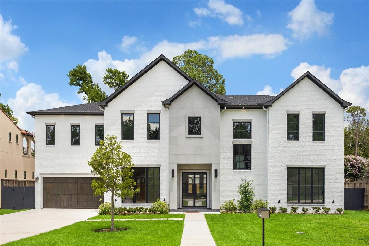 Attached, Exterior, Facade, Farmhouse