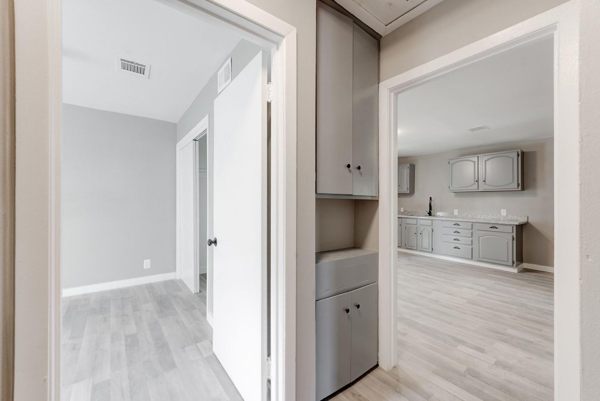 Interior, Utility Closets, Washer, Wood Texture Flooring