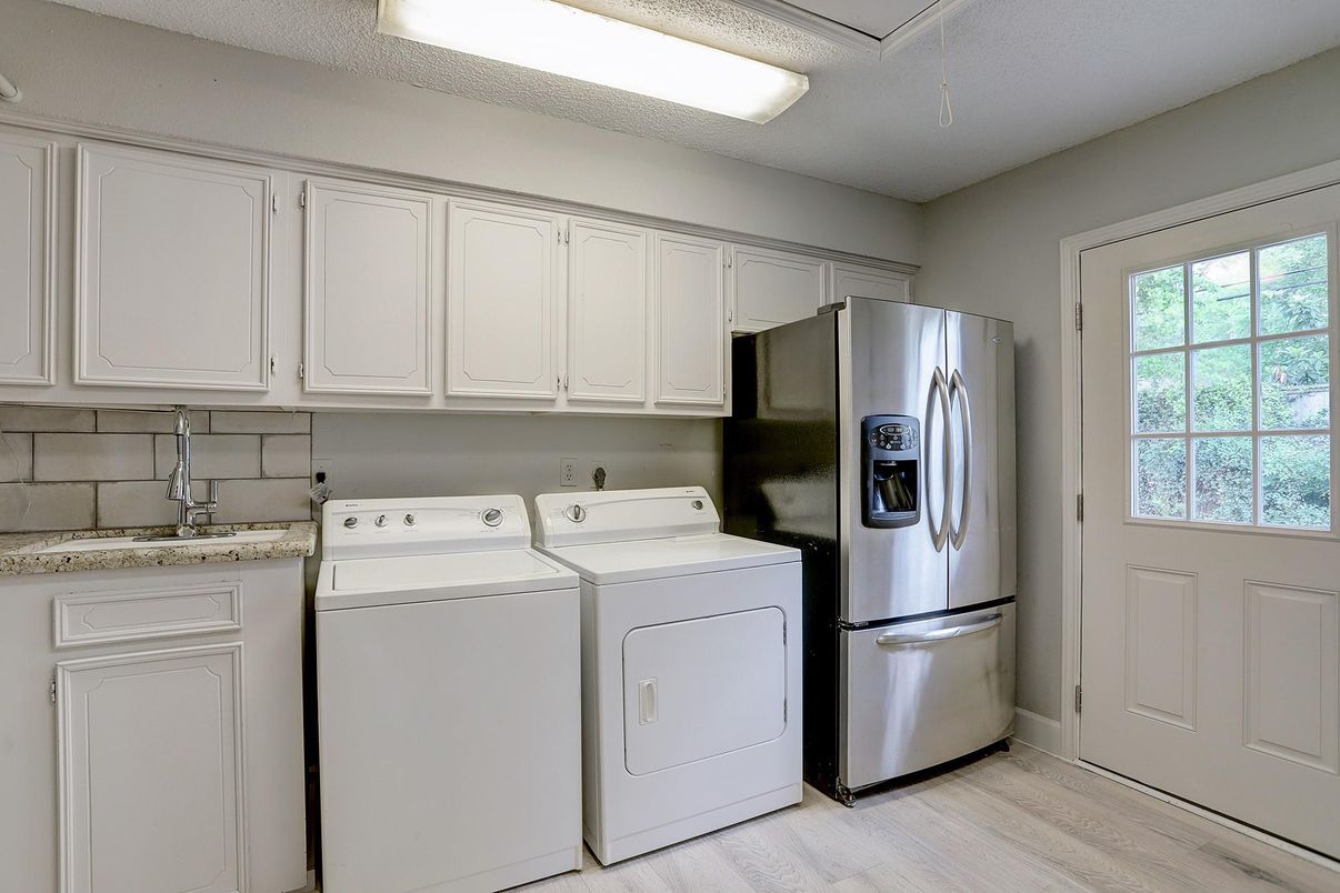Interior, Washer, Wood Texture Flooring