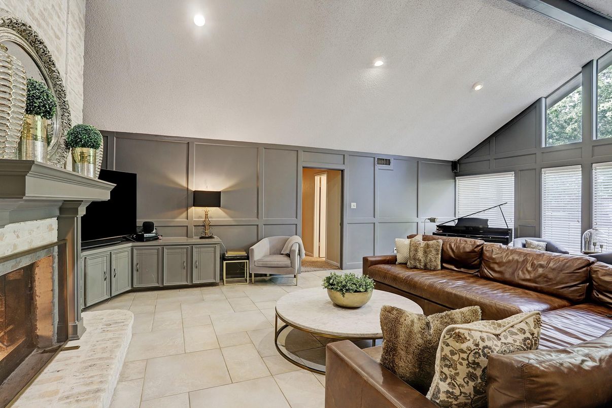 Fireplace, Interior, Living room, Piano, Recessed Lighting