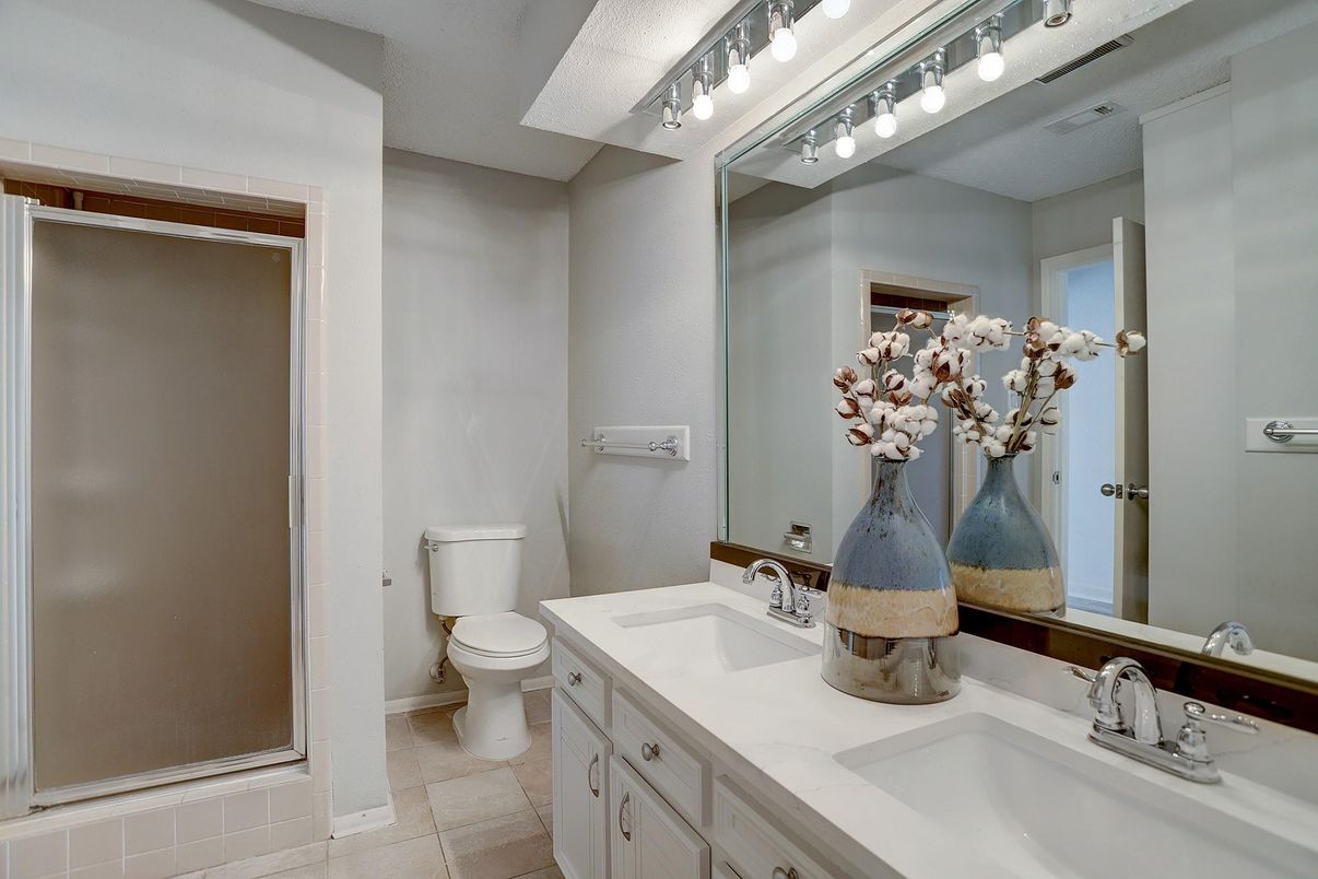 Bathroom, Dual Sink Vanities, Interior