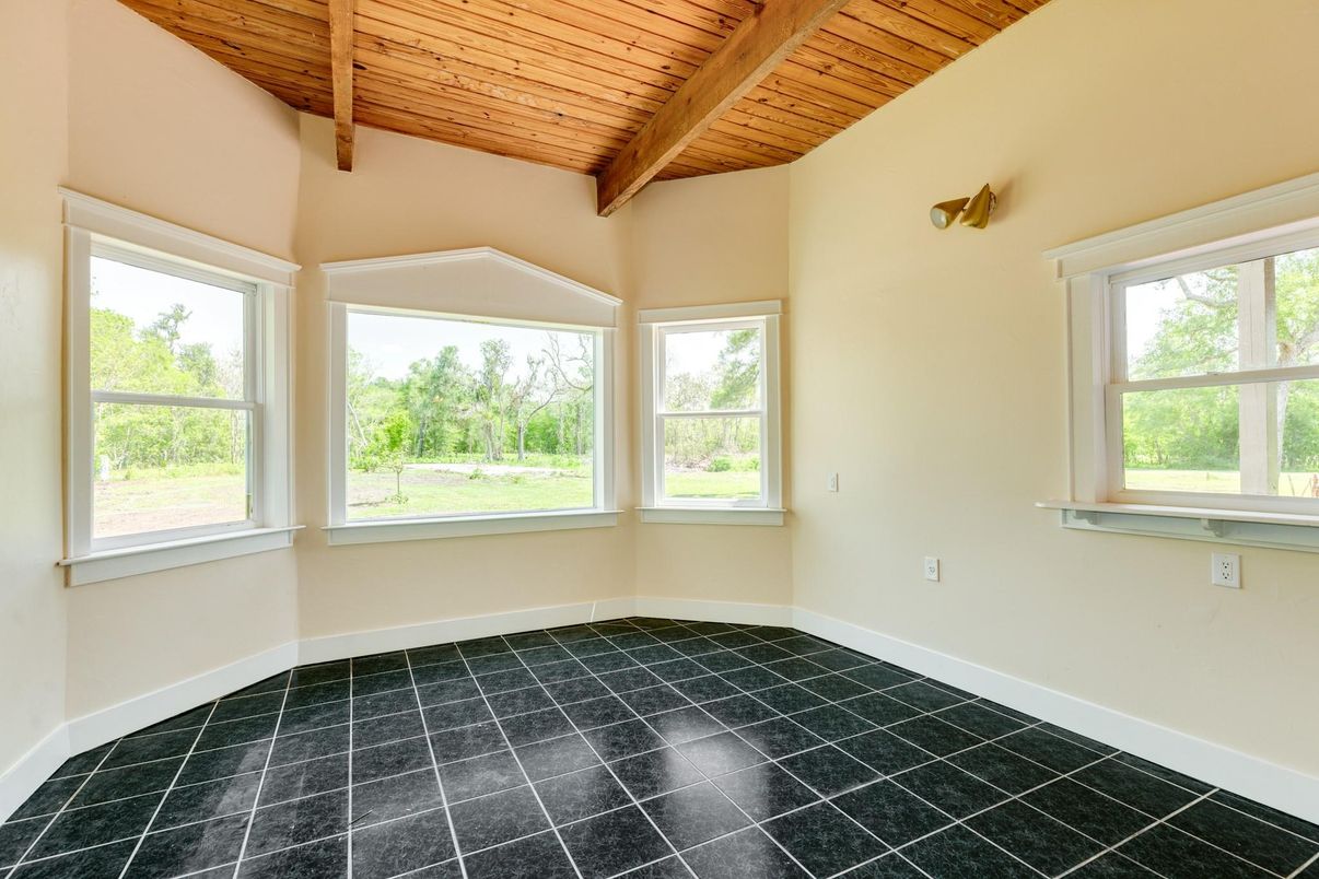 Empty room, Interior, Wooden Beams, Wooden Ceilings