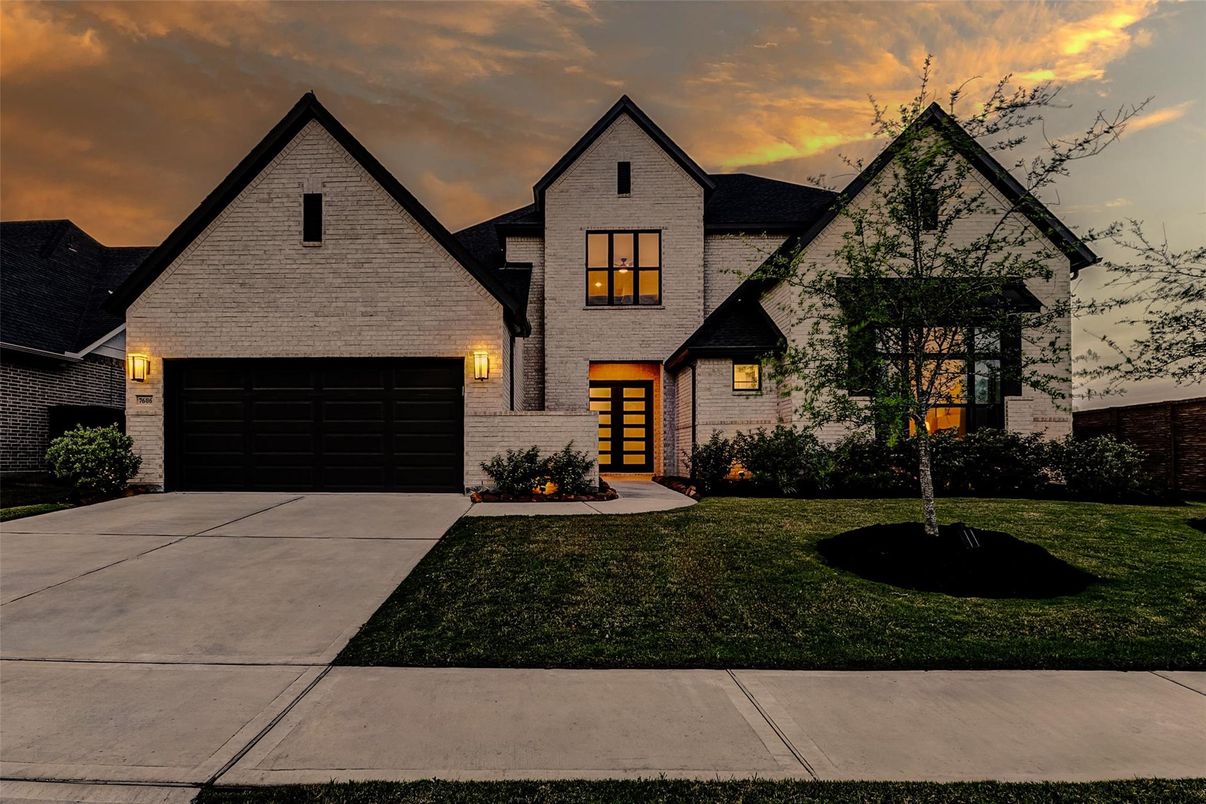 Attached, Exterior, Facade, Brick Traditional