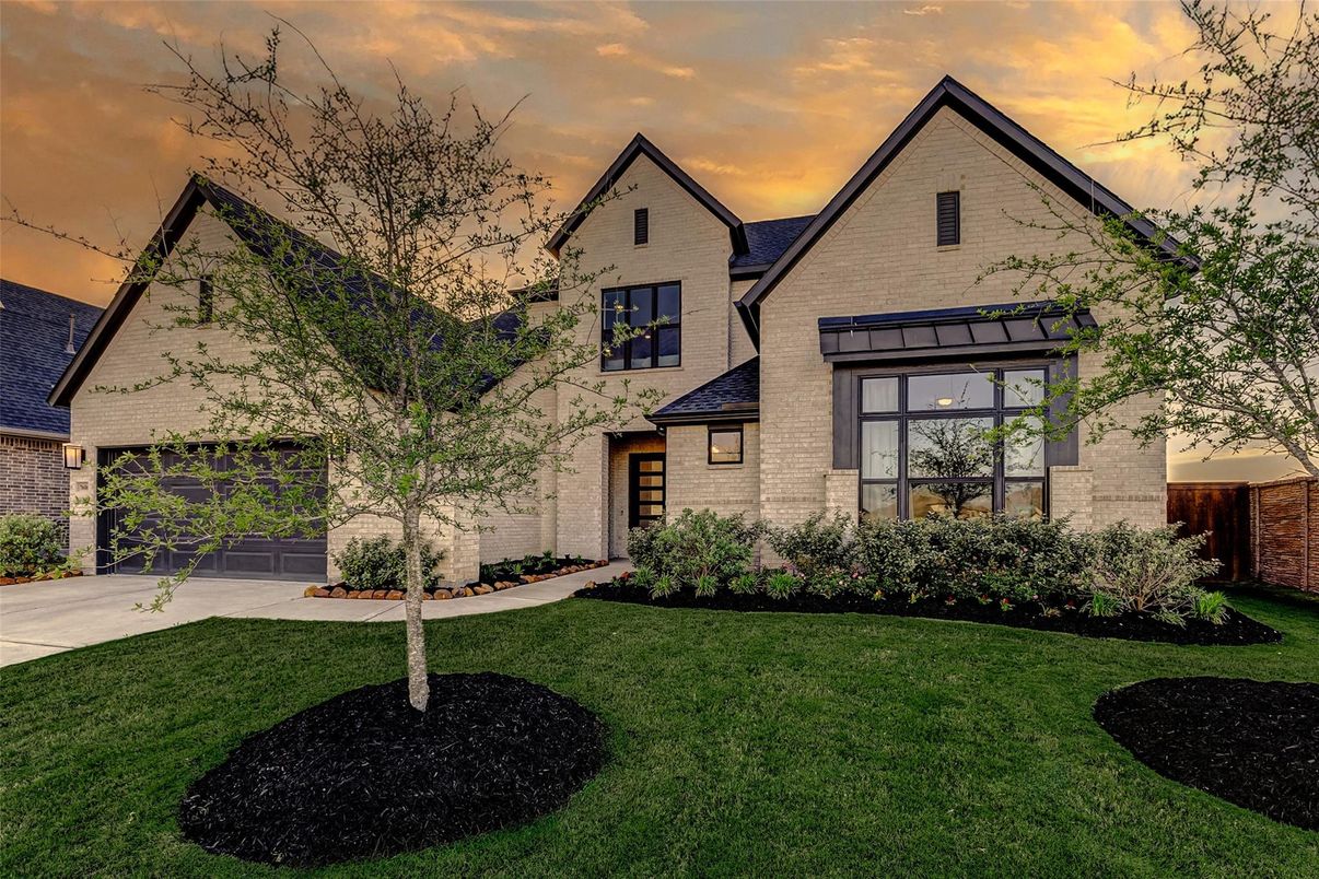 Attached, Exterior, Facade, Brick Traditional