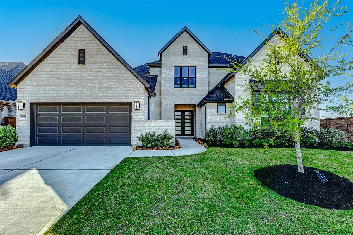 Attached, Exterior, Facade, Brick Traditional