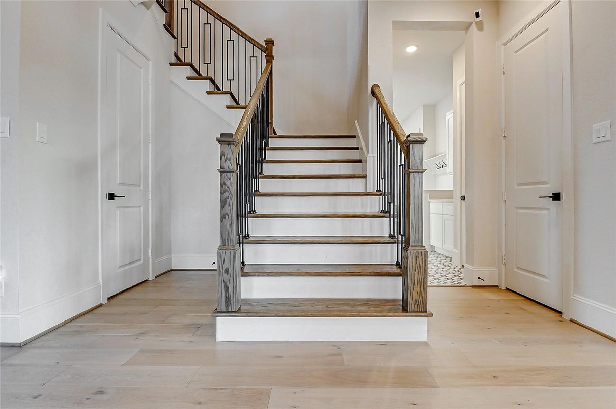 Interior, Recessed Lighting, Wood Texture Flooring