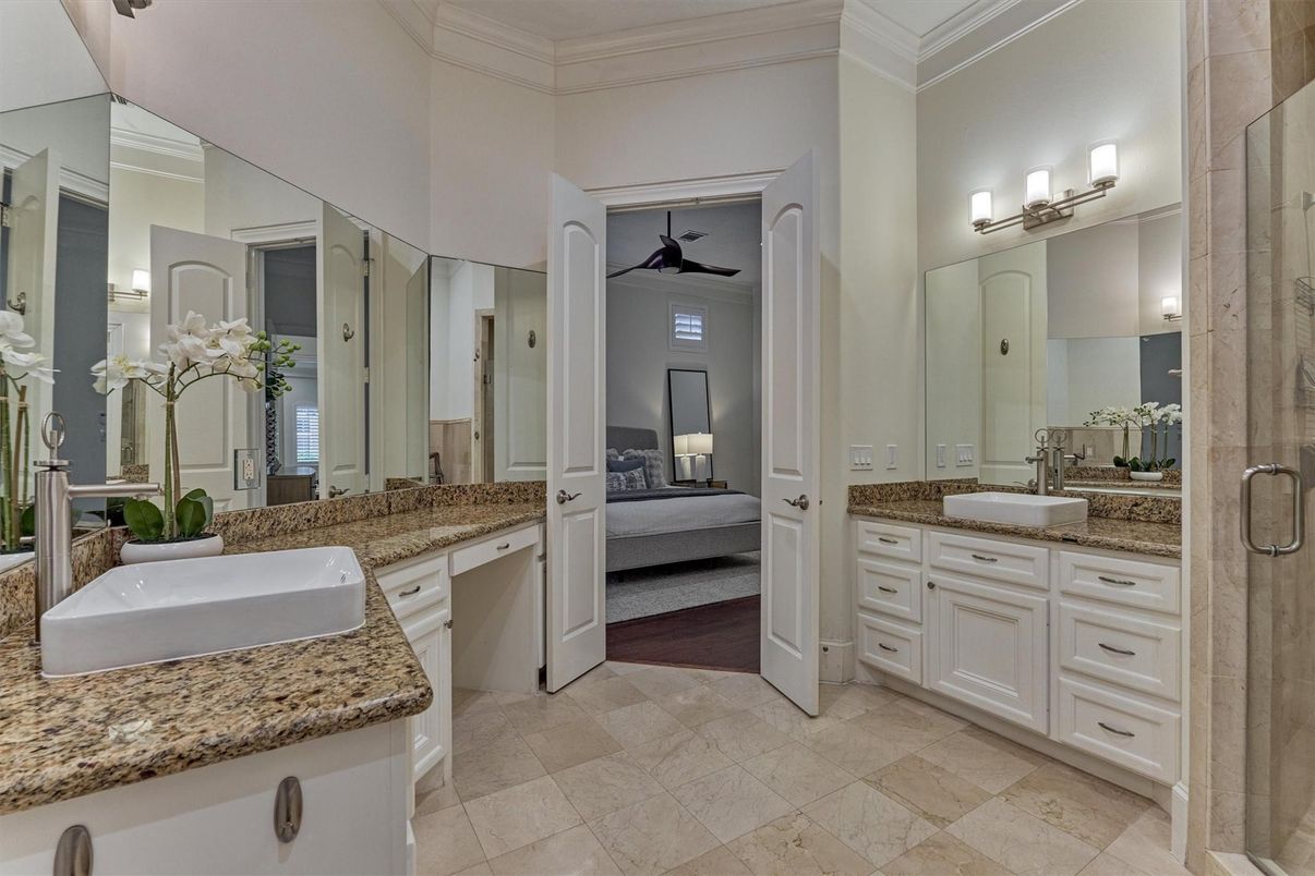 Bathroom, Bedroom, Dual Sink Vanities, Interior