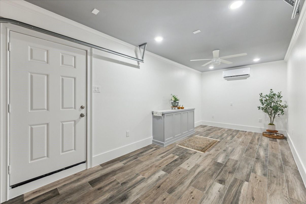 Interior, Recessed Lighting, Wood Texture Flooring