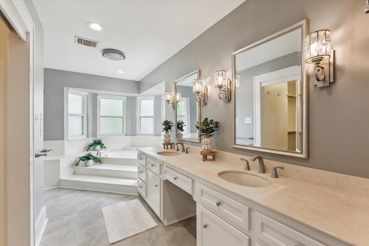 Bathroom, Dual Sink Vanities, Interior, Recessed Lighting