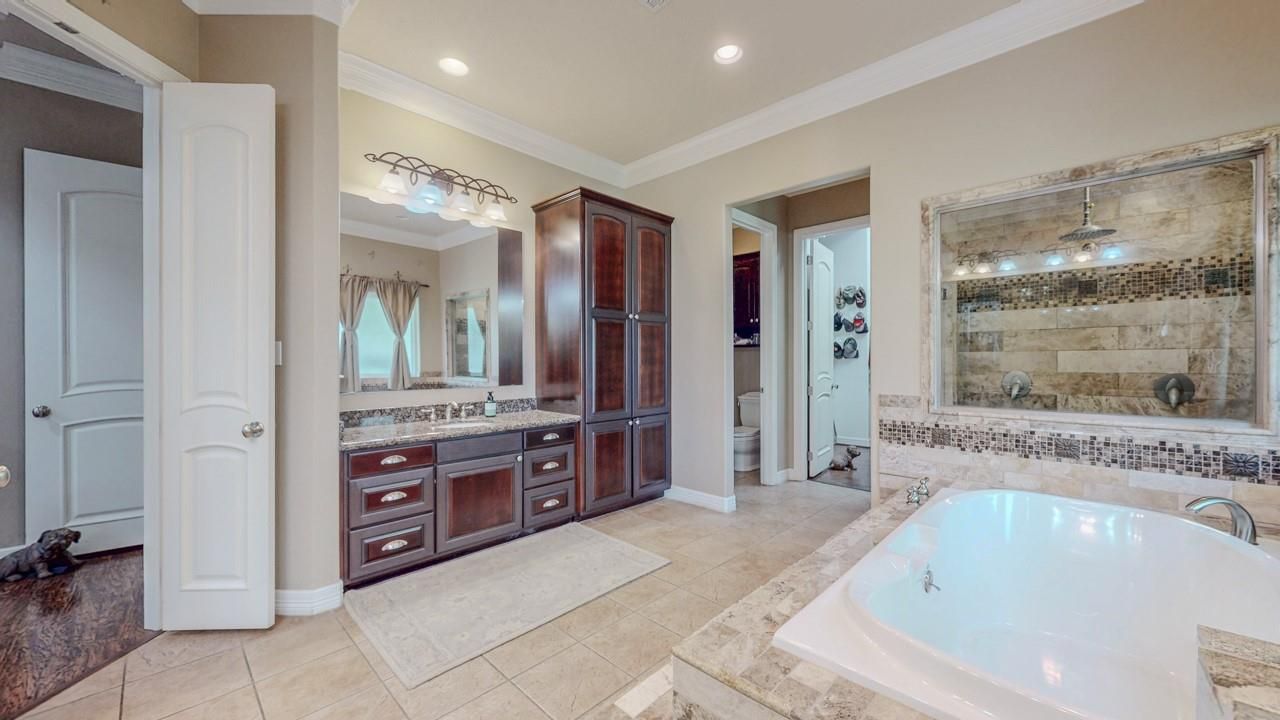 Bathroom, Dual Sink Vanities, Interior, Recessed Lighting