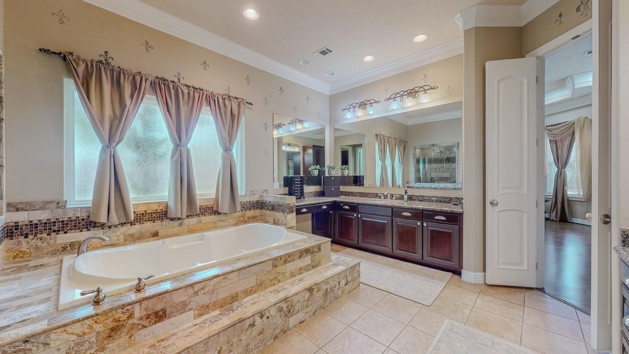 Bathroom, Dual Sink Vanities, Interior, Recessed Lighting