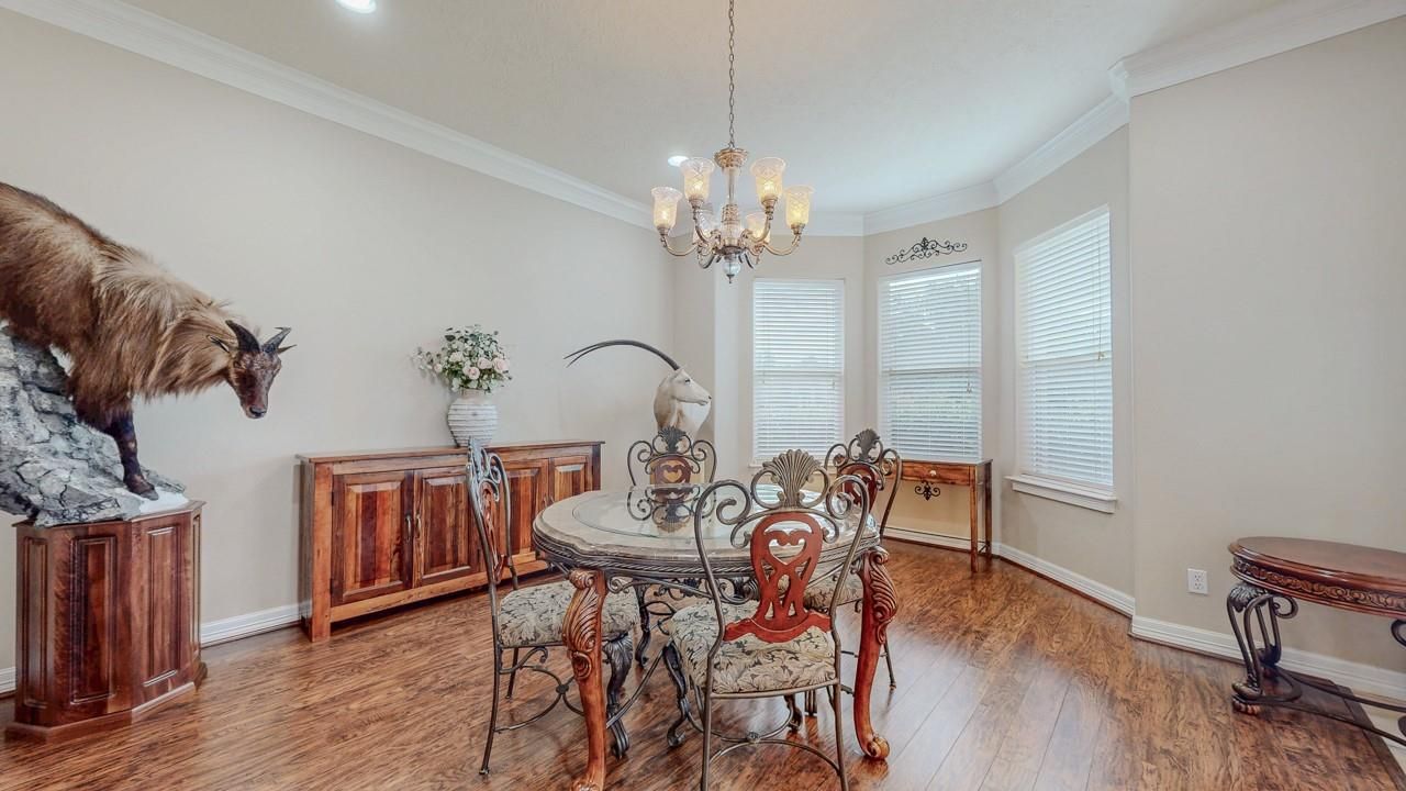 Chandelier, Dining room, Interior, Recessed Lighting, Wood Texture Flooring