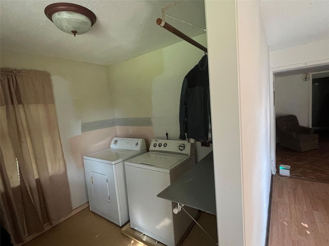 Interior, Washer, Wood Texture Flooring