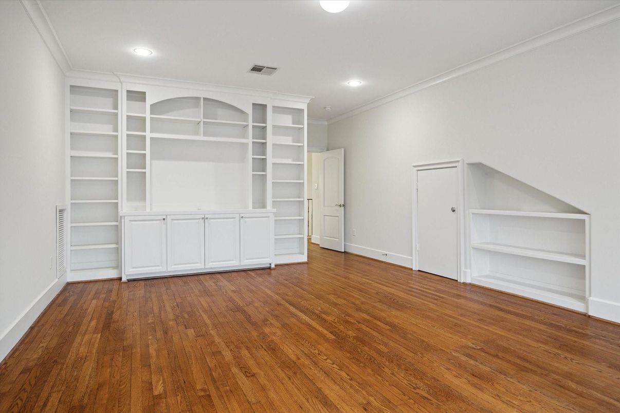 Empty room, Interior, Recessed Lighting, Walk-in Closets, Wood Texture Flooring