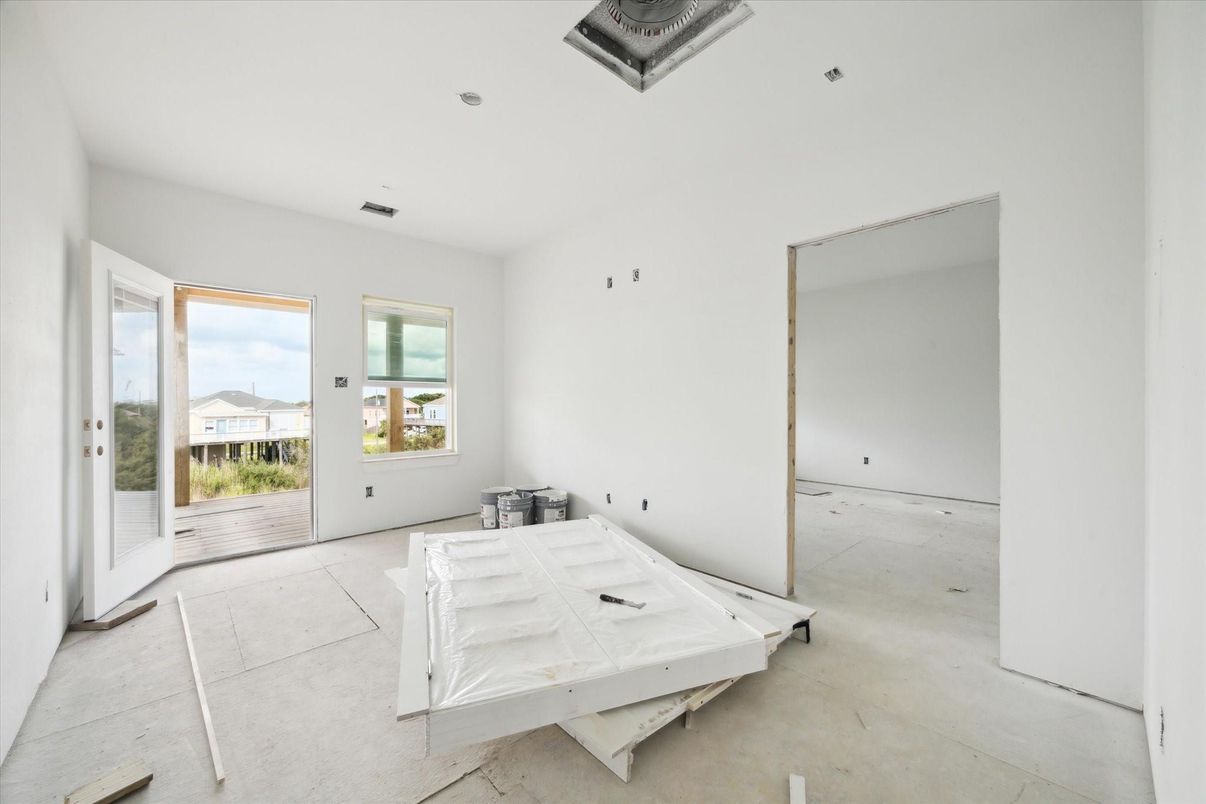 Empty room, Interior