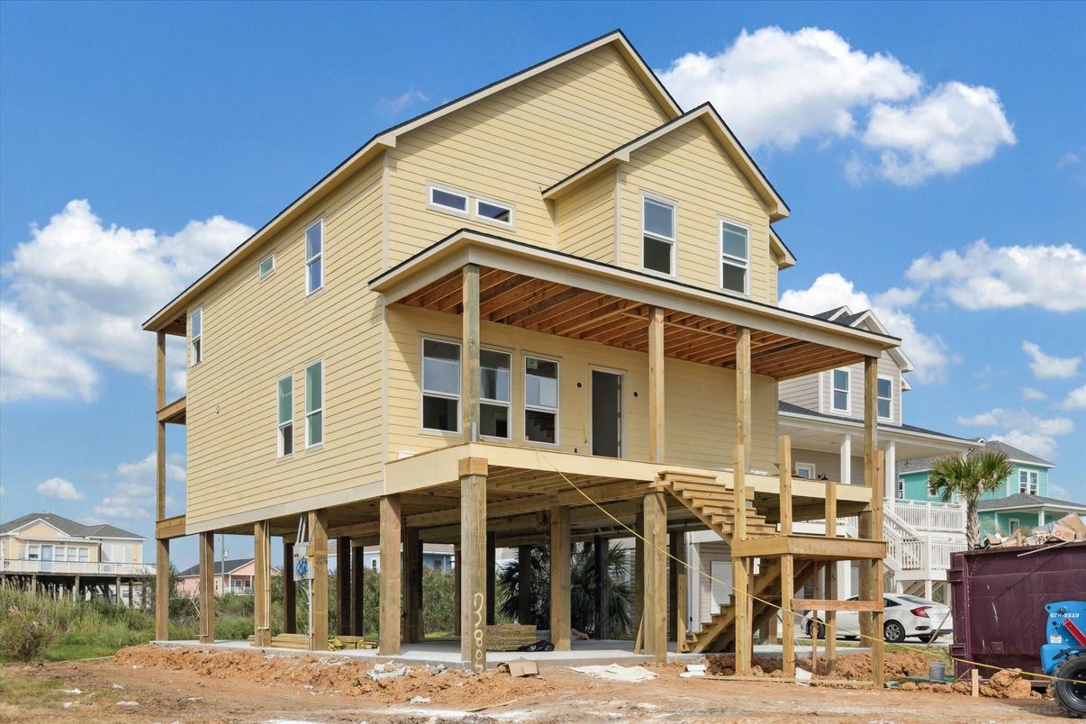 Exterior, Facade, Modern