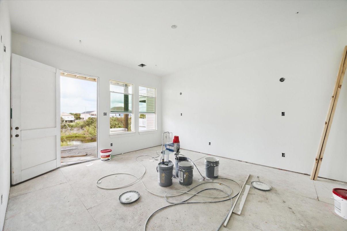 Empty room, Interior