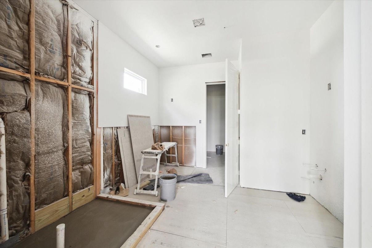 Empty room, Interior