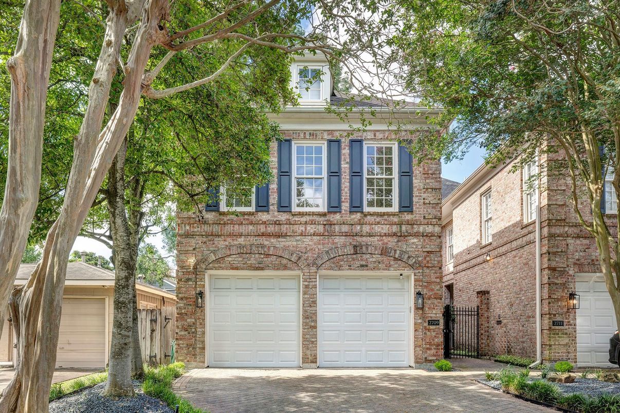 Attached, Exterior, Facade, Brick Facade, Georgian