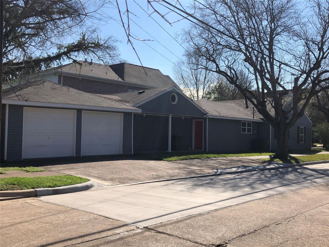 Attached, Exterior, Facade, Ranch