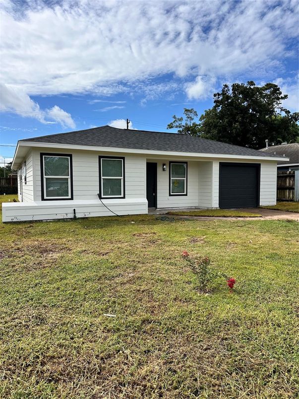 Backyard, Exterior, Facade, Ranch