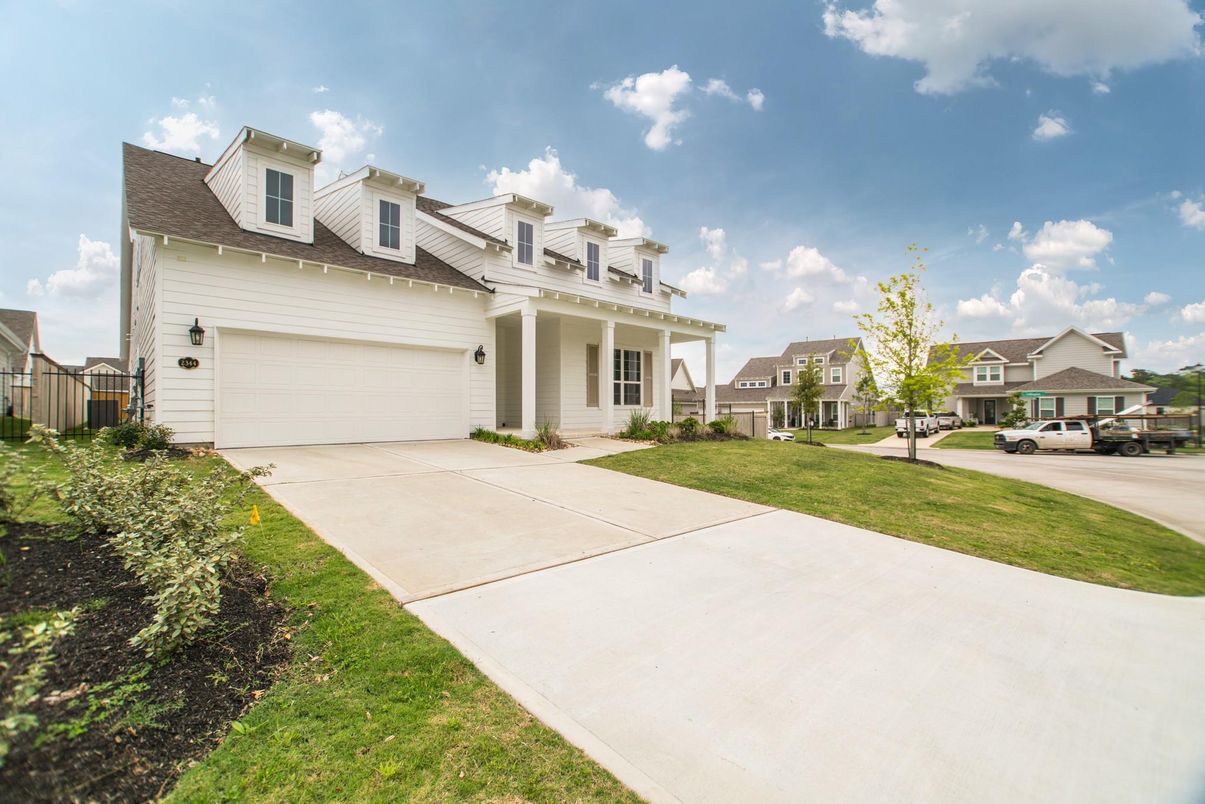 Attached, Exterior, Facade, Farmhouse