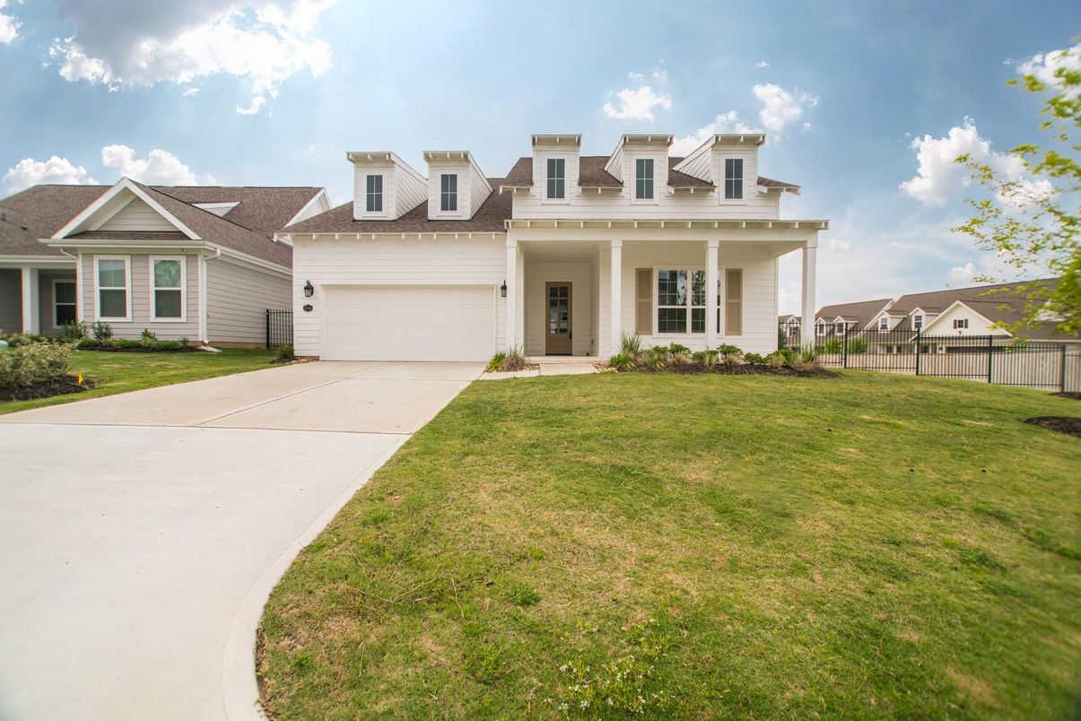Attached, Exterior, Facade, Farmhouse