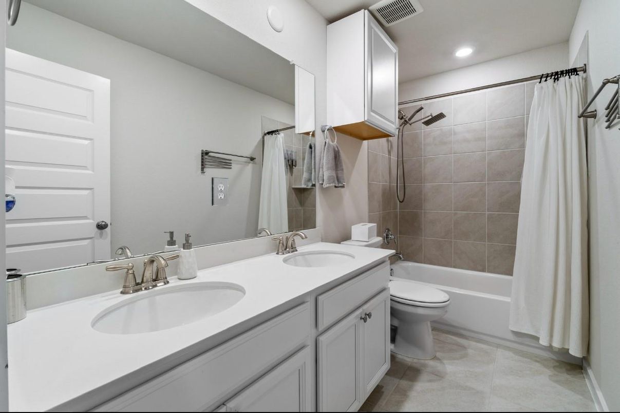 Bathroom, Dual Sink Vanities, Interior, Recessed Lighting