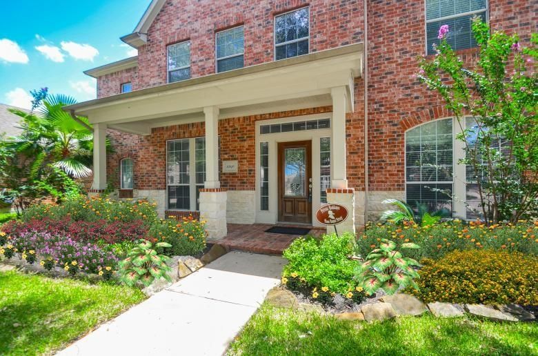 Exterior, Facade, Brick Facade, American Foursquare