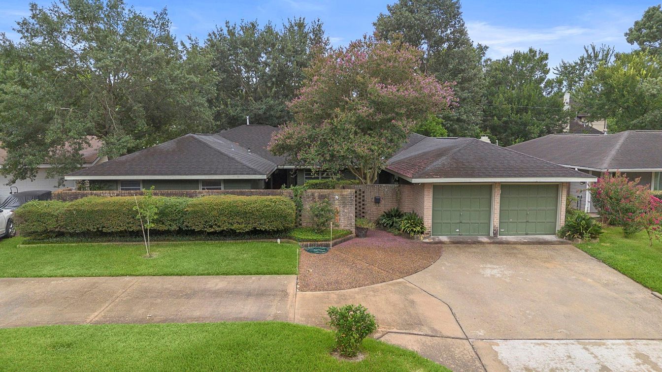 Attached, Exterior, Facade, Brick Facade, Ranch