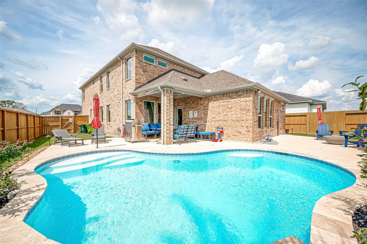 Exterior, Pool
