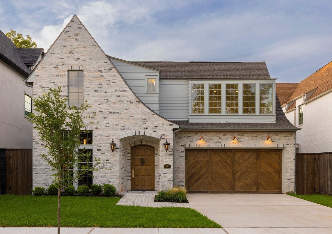 Attached, Exterior, Facade, Farmhouse