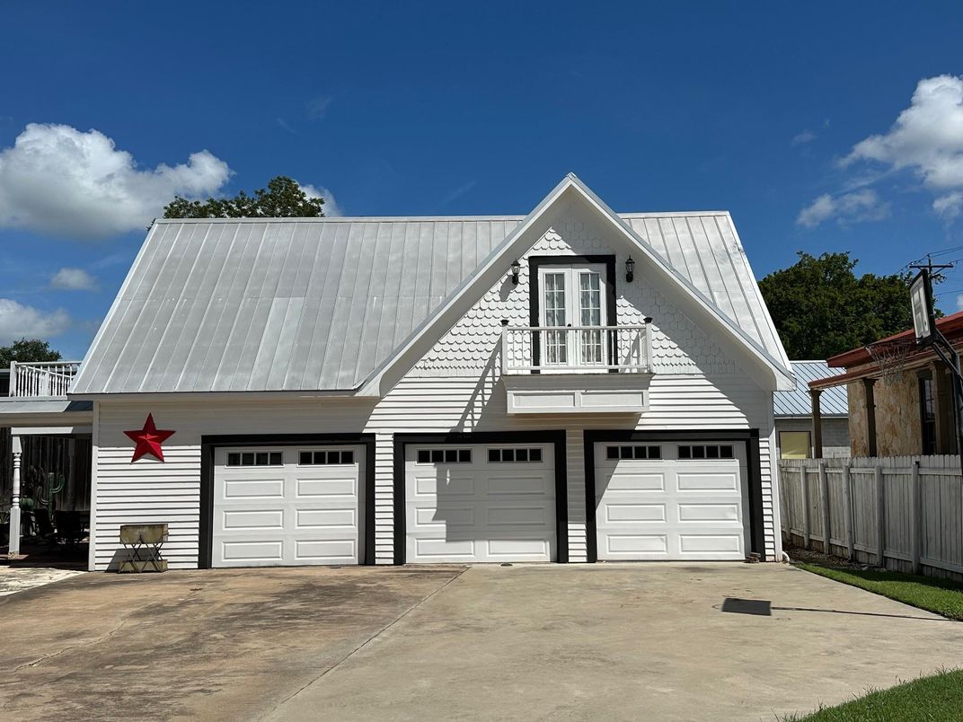 Attached, Exterior, Facade, Farmhouse