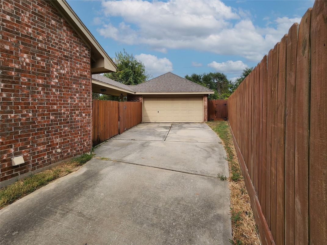 Detached Garage, Exterior