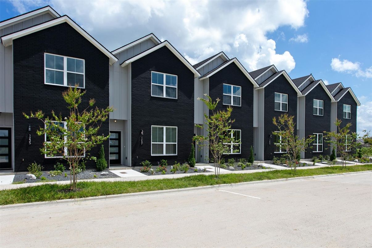 Exterior, Facade, Rowhouse