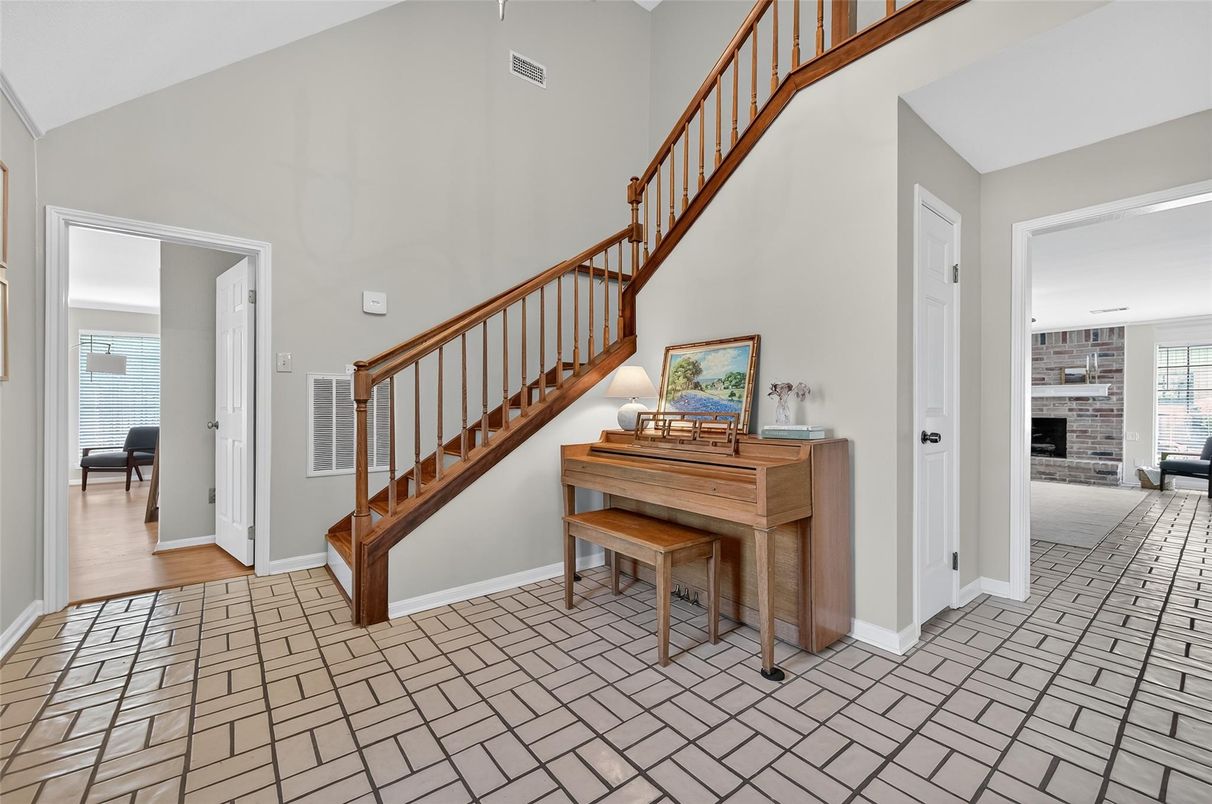 Interior, Piano