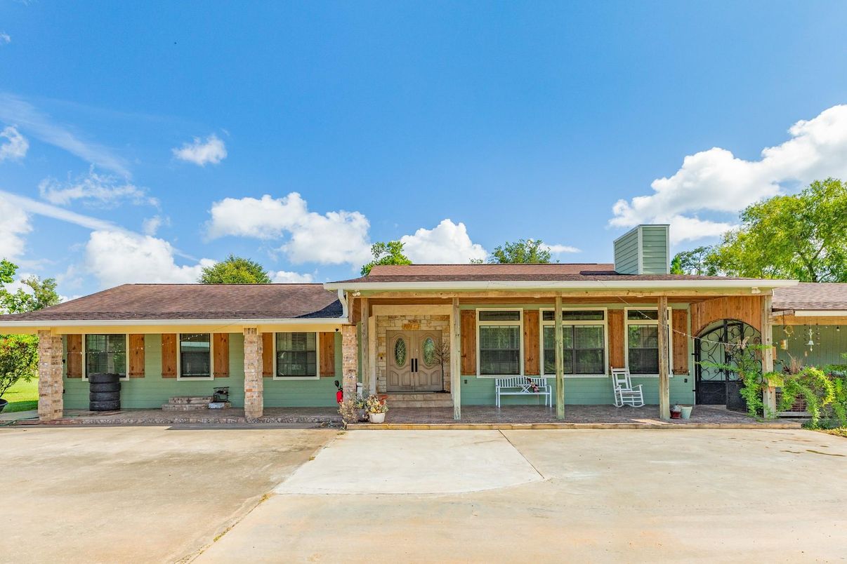 Exterior, Facade, Ranch