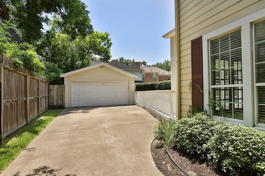 Detached Garage, Exterior