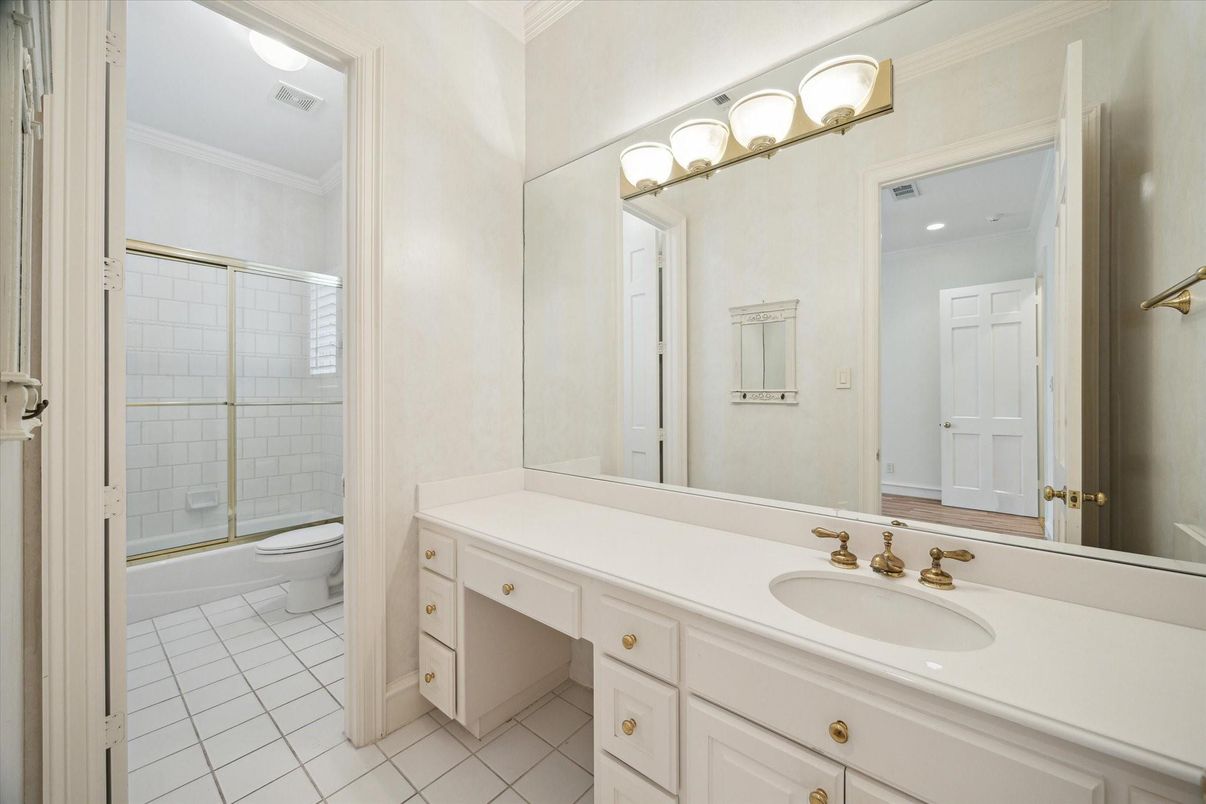 Bathroom, Dual Sink Vanities, Interior, Recessed Lighting