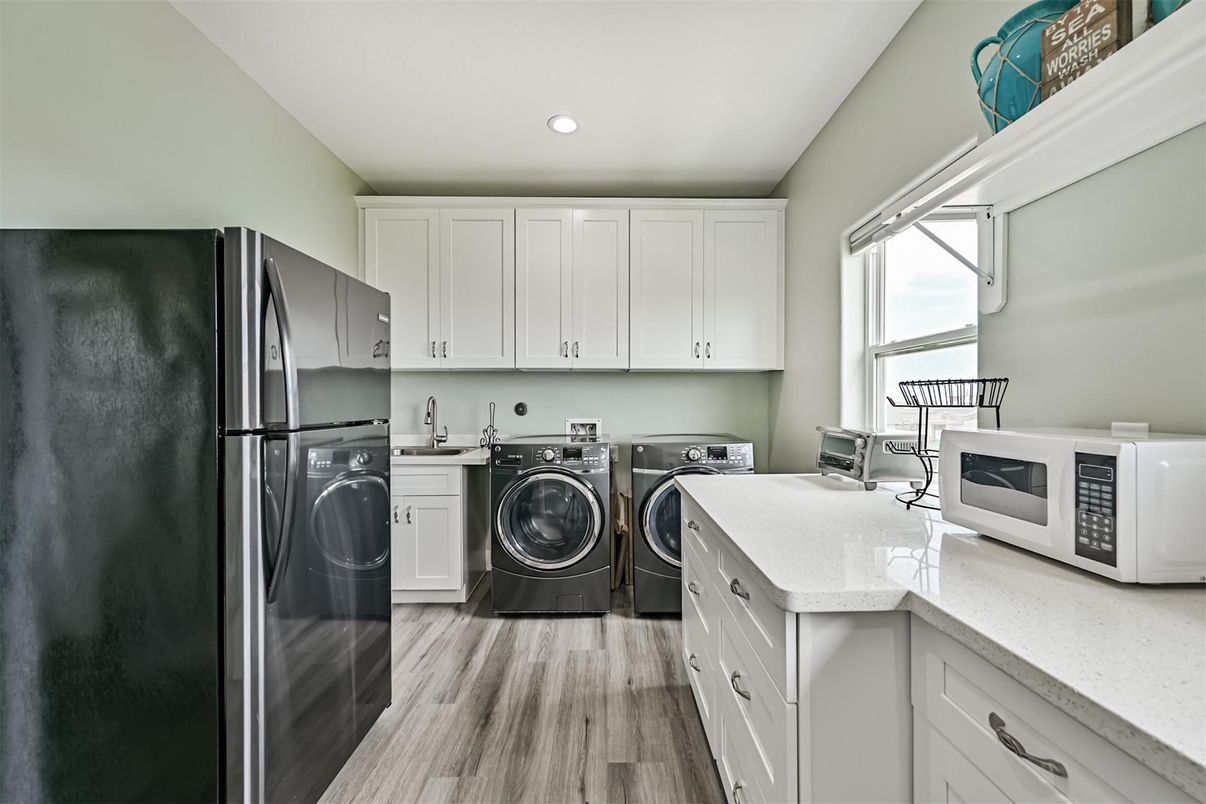 Interior, Recessed Lighting, Washer, Wood Texture Flooring