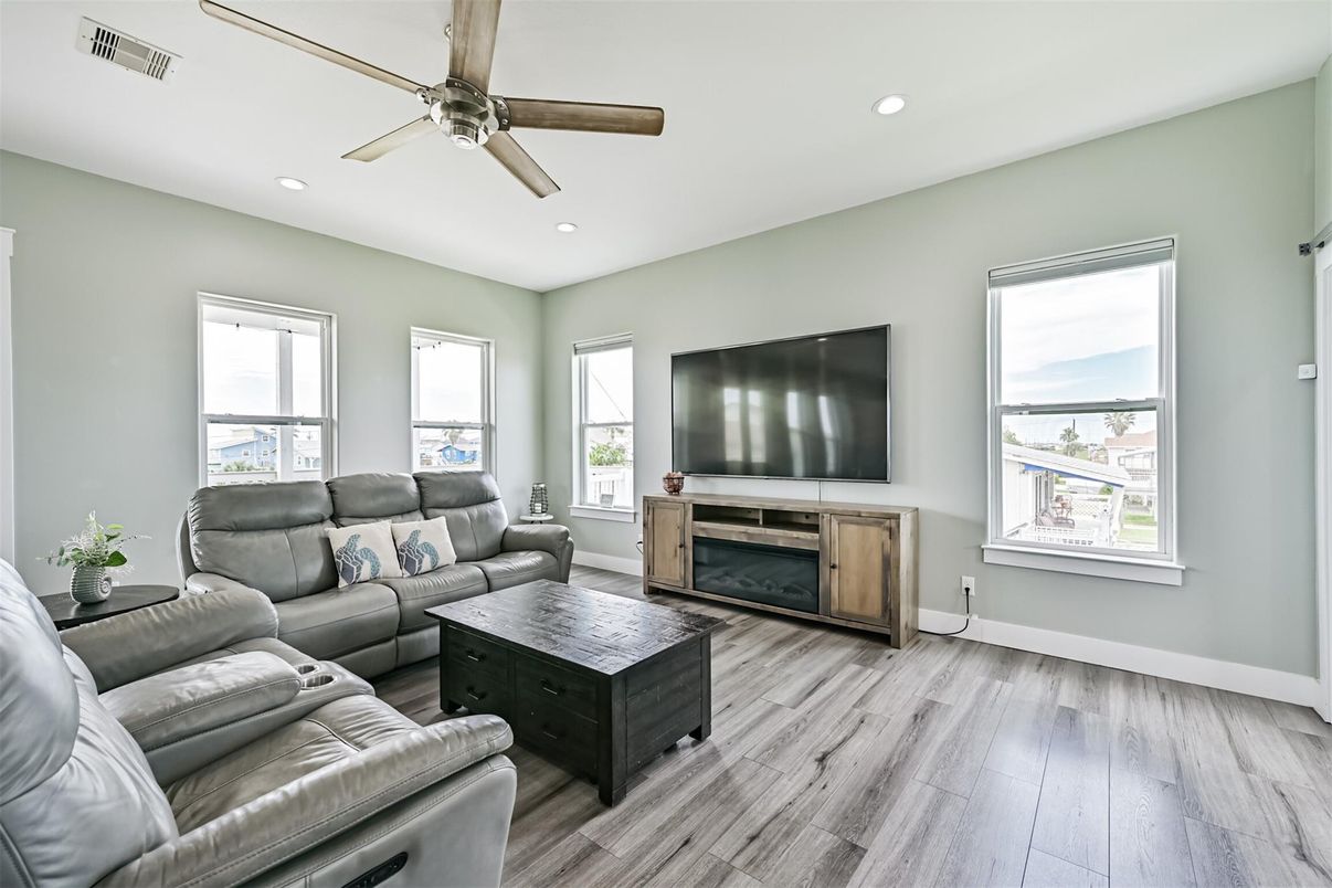 Interior, Living room, Recessed Lighting, Wood Texture Flooring